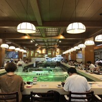 博多料亭 稚加榮 - 真ん中の大迫力の生簀！