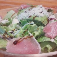 Seafood bar Ermitage 横浜鶴屋町店 - 切り落とし生ハムとアボカドのグリーンサラダ
