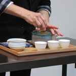 日本料理 TOBIUME - 白茶を用意される女将