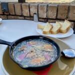 アマルフィイ デラセーラ - ★旬の鎌倉野菜としらすのアヒージョ
      自家製フォカッチャ添え
      写真に夢中になりすぎちゃダメな逸品！
      アヒージョは熱いうちに頬張るべしっ！w