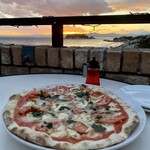 アマルフィイ デラセーラ - ★デラセーラ(ピッツァ)
      綺麗な夕日をイメージしたトマトたっぷりピッツァ...との事。
      雲隠れのナイスなタイミングで出てきたっ♪