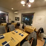 アマルフィイ デラセーラ - WCへ向かう際、店内を少し通ったが...テラスに比べるとコチラはコンパクトな感じで土足厳禁！