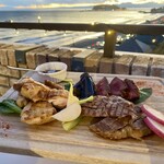 アマルフィイ デラセーラ - ★3種のお肉と季節野菜の盛り合わせ
      ～カルネミスト～
      鶏はジューシーな大山鶏、
      豚は神奈川が誇る相模豚。
      牛肉は...忘れた(￣▽￣;)
      けど、どれも柔らかくバリウマ♡