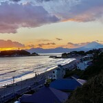 アマルフィイ デラセーラ - 夕暮れ時のベストな『眺望』♪
      風も一番おさまり、富士山も一番キレイ〜！
      大気の澄み具合を考えたら...この日の夕刻がラストチャンスだったかも？
      お店の名前になってる「デラセーラ」（夕日）なタイミング♪