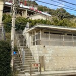 アマルフィイ デラセーラ - 踏切の無い江ノ電の線路を跨いで階段を登る♪
                                補足だけど...目の前に見える階段は、ほんの序の口！
                                本番の階段はその上からスタートする！w