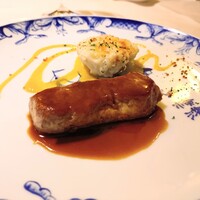 横濱元町 霧笛楼 - 『オーストラリア産・仔牛ロース肉のソテー 黒胡椒ソース　里芋のグラタンと干し柿のソース』