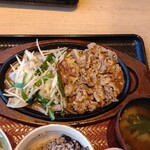 大戸屋 元総社蒼海店 - 辛さはピリ辛、胡麻だれと牛バラ肉に合います。