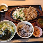 大戸屋 元総社蒼海店 - ご飯は五穀米(普通)、トッピングでヒジキ追加(すでにご飯に混ぜ込み済)。