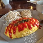 カフェ パブ ハウス シュガー - 大根サラダにポテサラ。ケチャップライスもオムライス専門店より美味しかったです。何が違うんだろ？家族のパスタも遠目に写したはずが、切れていました。