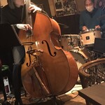 グレッチ - ベーシストのソロで軽快に