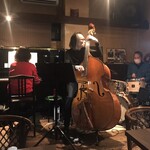 グレッチ - 今夜はピアノ、ウッドベース、ドラムの、トリオで。