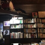 グレッチ - マスターは古書店も営む　　　　　　　　　　　　　　　　音楽に関する本やエッセイが並ぶ　　　　　　　　　　　　もちろん購入オッケー