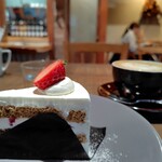 cafe uwaito - 紅茶と苺のショートケーキ600円