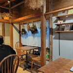 cafe uwaito - 現在は2人掛けの席が中心