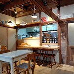 cafe uwaito - 静かな店内にはピアノのBGMが流れます
