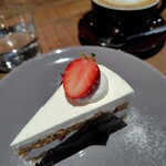 cafe uwaito - 紅茶と苺のショートケーキ600円