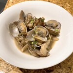 ほっこり居酒屋 - あさりときのこのバター炒め690円