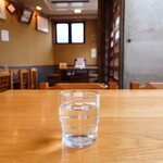 やぶ善 - 着席時にすぐ提供してくれる、冷たいお水。