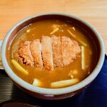 やぶ善 - 名物の"カレー南蛮"に、揚げたてサックサクの"とんかつ"が乗せられています。