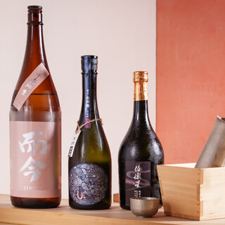 選び抜かれた10種類以上の日本酒やウイスキー・焼酎を味わう