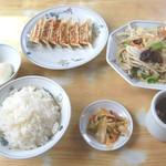 定食 （ぎょうざ、野菜炒め、半熟卵、ライス、スープ、漬け物）