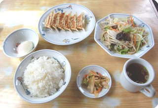 Tenhou - ギョウザと野菜炒め。テンホウ定番の定食