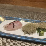 ひたち野いしざき - 右は鯛×オボロ昆布。見てくれはアレですけどね。下品な表現ですが、幸せ特急券。まずは来て早々に理想世界に行って頂こうと。