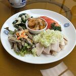 会楽園 - 料理は海老の唐揚げやトマト、ささみの玉葱乗せ等の前菜の盛り合わせからスタートです。
 
料理は６人掛けのテーブルに円卓を使って提供されました。