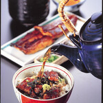 味わい方は自由自在。〆は出汁をかけてサラリといただく『うなぎ茶漬』