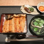 銀座 四代目 高橋屋 銀座店 - はみ出た鰻、絶品