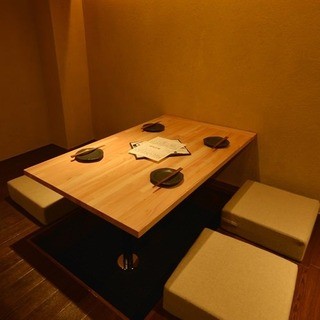 日本酒庵　吟の杜 - 間接照明が柔らかく、どこかホッとできる店内です。