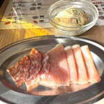 ビーフキッチンスタンド - 生ハムサラミ盛り，ポテトサラダ