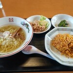 七里飯店 - 塩ラーメン(ハーフ)＋半辛チャーハン＋レバー唐揚げ