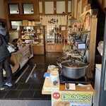 うんとん処 春・夏・秋・冬 - 蔵通り沿いには、醤油他のショップが隣接。こちらからもうんとん処に入れる。