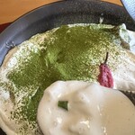 うんとん処 春・夏・秋・冬 - まずはソースをそのまま食べてみたら…生クリームだけだった！