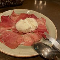 オービカ モッツァレラバー 梅田店 - ブラッターチーズと生ハム