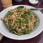 登喜和 - たっぷりの肉ピー炒めがご飯を覆い尽くします