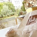 sola - ２階　無人のcafeスペースで揚げたてパンを頂く