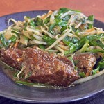 うんの食堂 - ニラレバ炒め定食(\970)　野菜をかきわけてレバーを露出