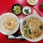 そば処 つる岡 - お盆の外に置いてある小鉢類は通常付いて来ません。