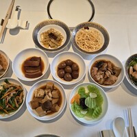 フカヒレ専門店 銀座七芳 - おかず、お代わり自由な10種の小皿料理