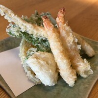 天まる - 丸の内ビジネスランチ天麩羅定食 b 穴子1/2本入り、刺身付き(3,080円)