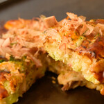 お好み焼・焼そば 風月 - 料理写真:お好み焼持ち上げ　風月オリジナルソース、マヨネーズが食欲をそそります！