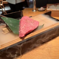 肉亭ふたご iki 新宿店 - ドライアイス入りの箱からお披露目
