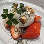 オルカの住処 - 苺のマスカルポーネ白和え　＊季節によりフルーツ変更あり