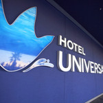 Ricorico - ホテル ユニバーサル ポートでの記念撮影で大人気のビッグロゴ！夜になると、青のライトアップに☆