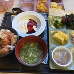 大江戸温泉物語 箕面観光ホテル - 朝食ののっけ丼、ヨーグルトブルーベリーソース、お味噌汁、ブロッコリー、海藻サラダ、卵焼き、イカの塩辛、納豆、ウィンナー果物