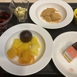 大江戸温泉物語 箕面観光ホテル - プリン、ライチ、パイナップル、マンゴー、ミニケーキ、わらび餅、ブドウゼリー