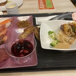 大江戸温泉物語 箕面観光ホテル - まぐろの刺身、甘エビ、鶏の唐揚げ、ブロッコリーのサラダ、サーモン