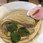 めん処 きよ洲 - 白濁する貝汁に綺麗に畳まれたふすま入り中細麺が美しい！